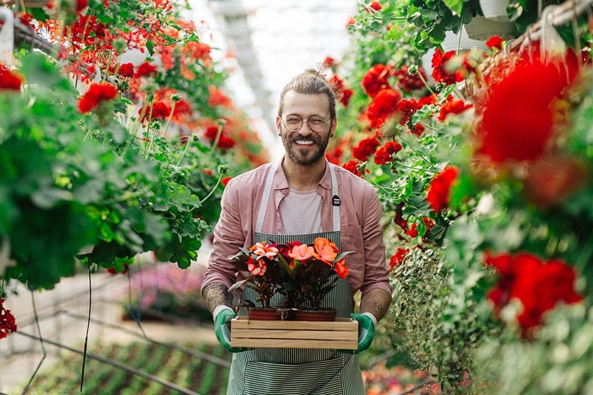 Agricultor con productos Ecoganic